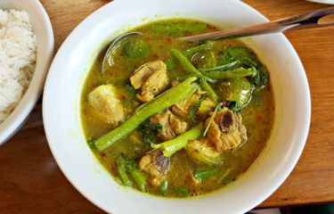 Samlar machu (Cambodian sour soup)
